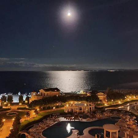 двуспален сънсет ризорт с фронтален изглед към море