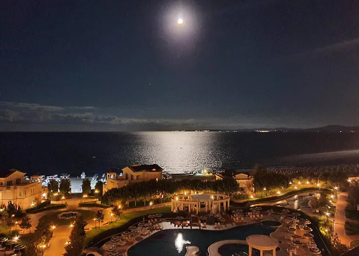 двуспален сънсет ризорт с фронтален изглед към море